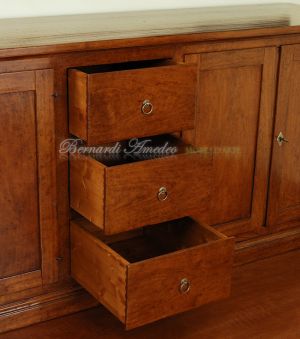 Credenza bassa in noce massiccio piallato a mano con ante e cassetti stile arte povera